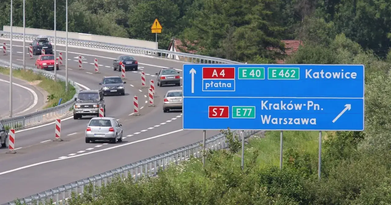Nowe znaki drogowe wskazują drogę do Katowic (A4, E40, E462) oraz do Krakowa i Warszawy (S7, E77).