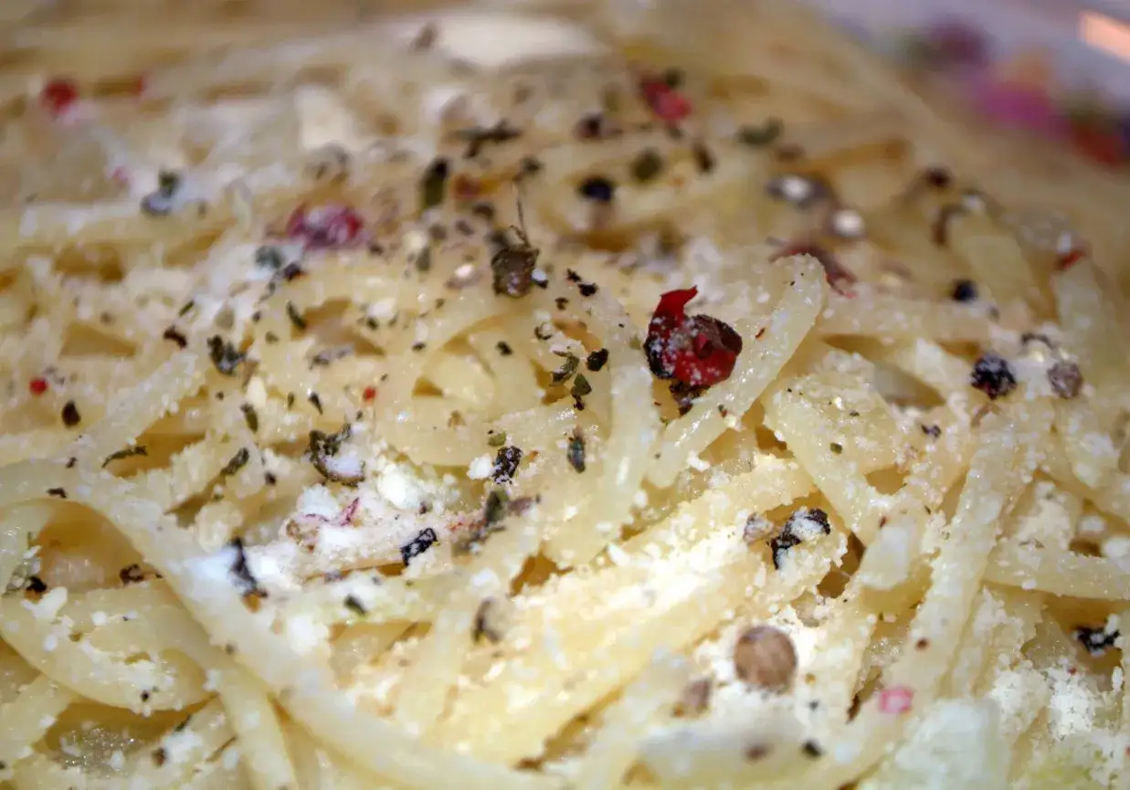 Pyszne spaghetti z parmezanem i kolorowym pieprzem. Idealny przepis, jak zrobić spaghetti, by zachwycić domowników.