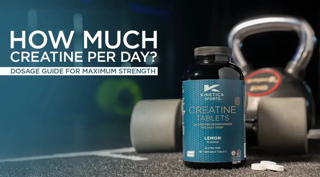 Frage: wie viel Kreatin pro Tag? Flasche Kinetica Creatine Tablets neben Kettlebell. Dosierungsratgeber f&uuml;r maximale Kraft.
