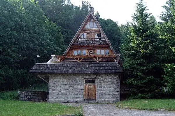Bacówka pod Trójgarbem widok zewnętrzny taras