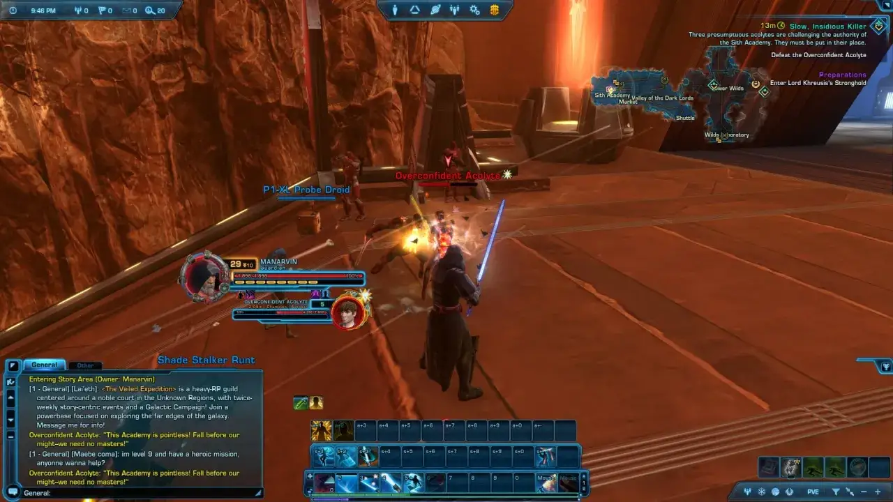 Gracz w grze Star Wars MMORPG walczy z przeciwnikami, używając miecza świetlnego. W tle widać mapę i cele misji.