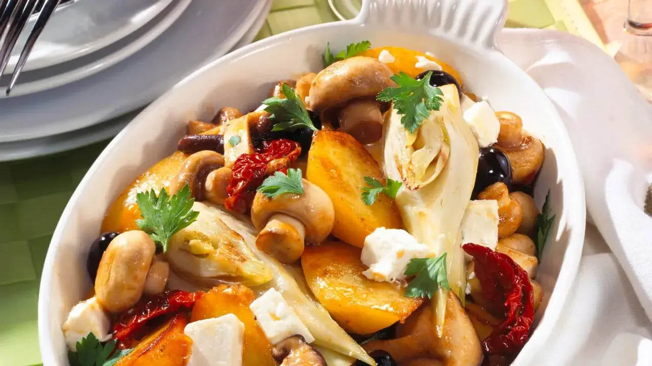 Herzhafte Fenchel Rezepte: Ofenfenchel mit Pilzen, getrockneten Tomaten, Oliven und Feta.