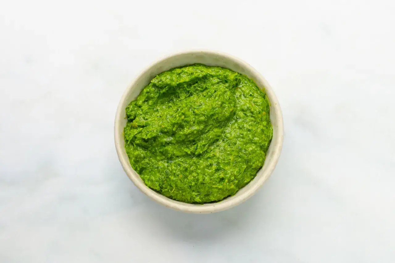 Eine Schale mit leuchtend grüner salsa verde, frisch und aromatisch, bereit zum Verfeinern von Gerichten.