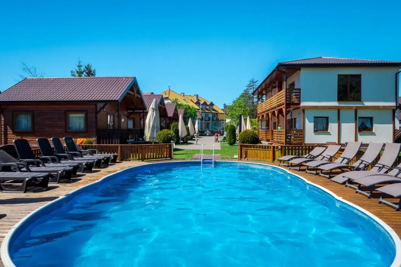 Domki, pokoje, apartamenty nad Laguna Dąbki. Noclegi w otoczeniu basenu i zieleni.