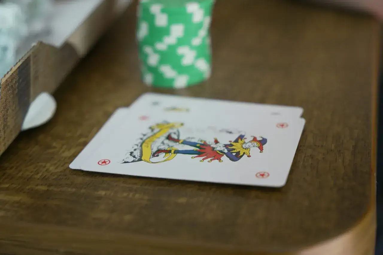 Na stole leżą karty, jedna z nich to joker. Czy w talii jest ich więcej?