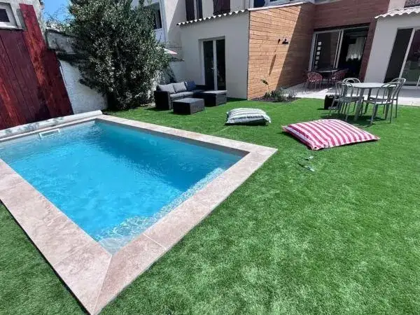Piscine extérieure hôtel Ibis Narbonne