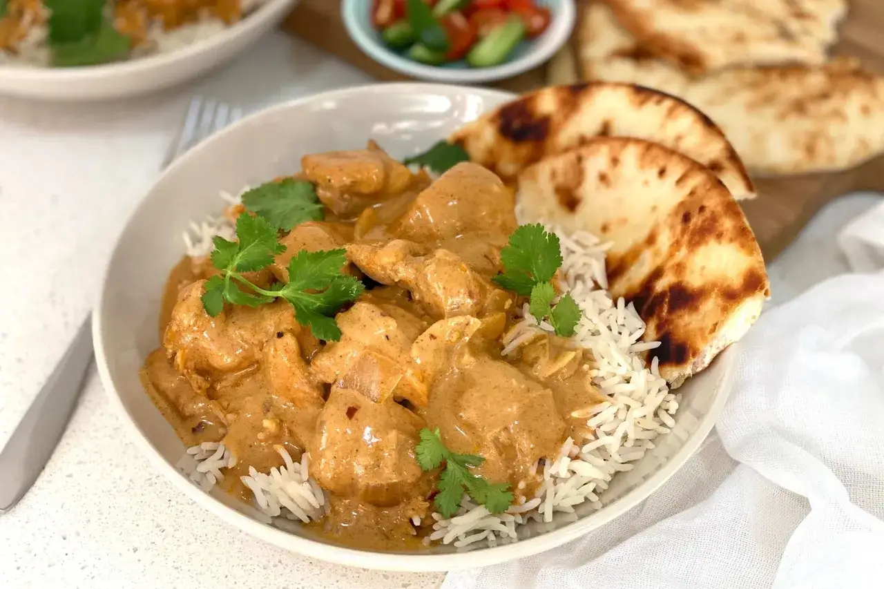 En krämig kycklingrätt med ris och naanbröd, perfekt för ett gott currysås recept.