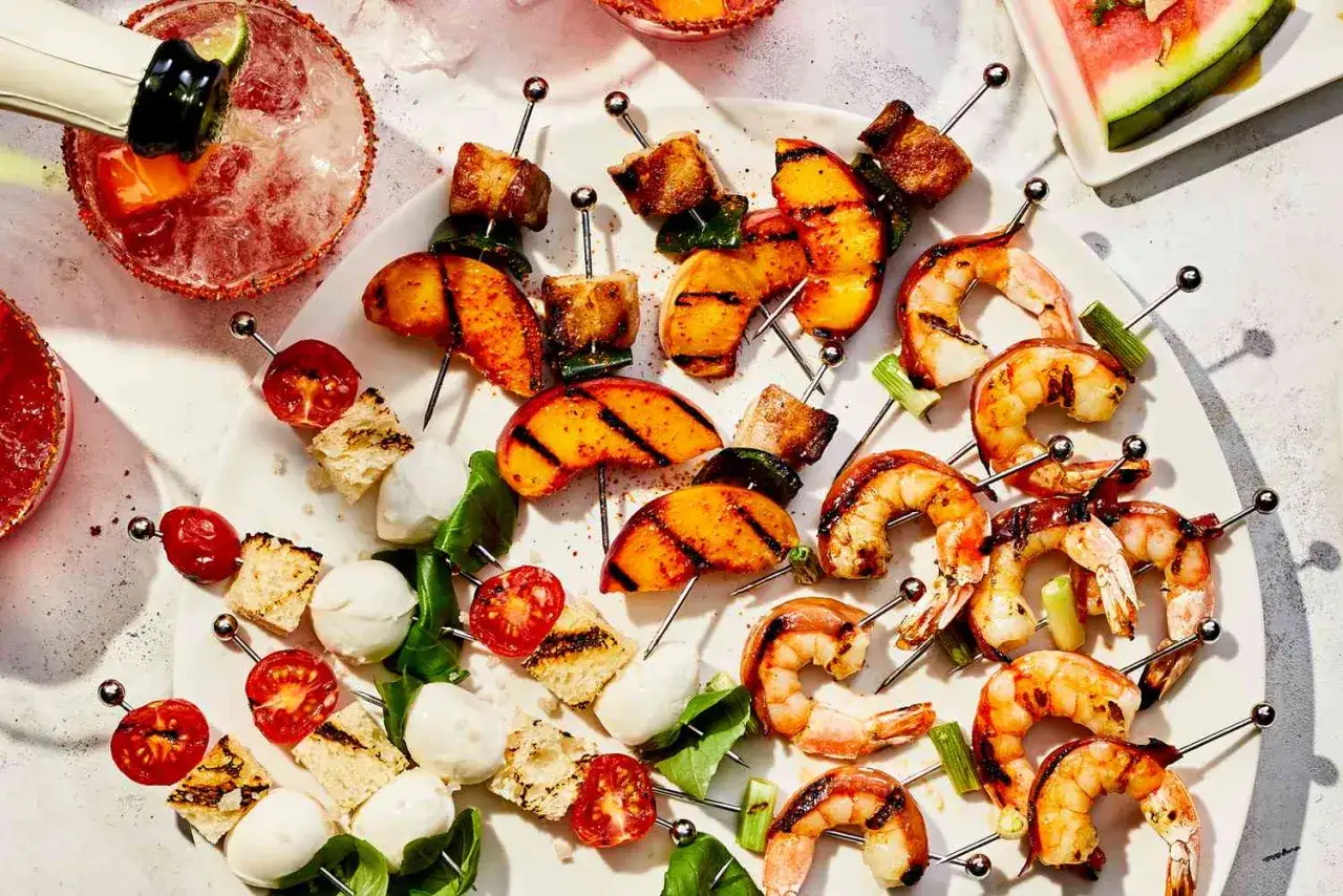 Gegrillte Garnelen, Pfirsiche, Tomaten und Mozzarella-Spieße, perfekt als Tapas Fingerfood für jede Party.