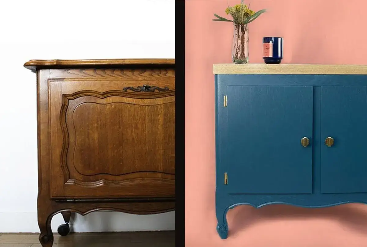 Avant/après : un meuble en bois ancien transformé avec une peinture bleu profond et de nouveaux boutons dorés.
