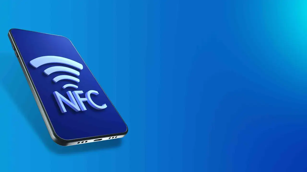 Smartfon z symbolem NFC, gotowy do płatności zbliżeniowych.