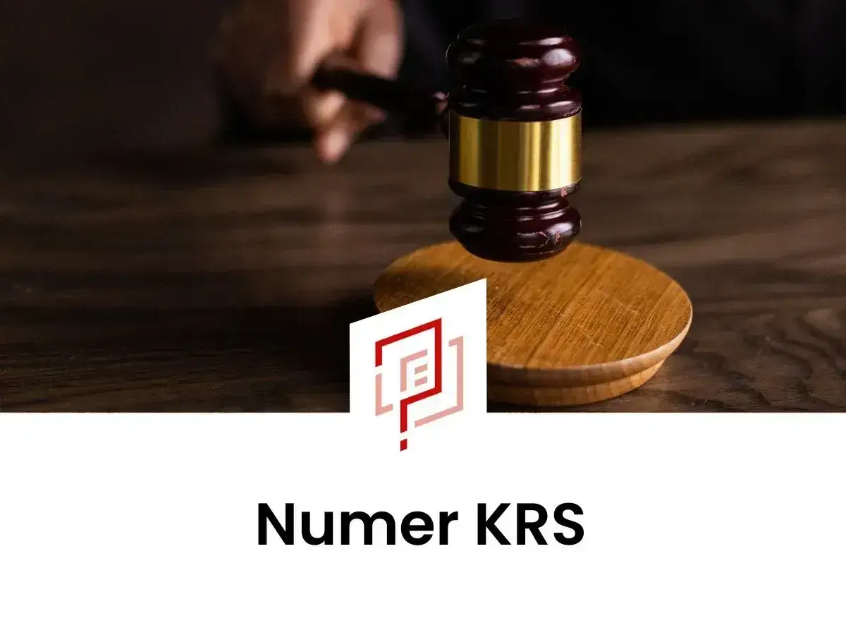 Młotek sędziowski na drewnianym stole. Pod nim logo i napis 