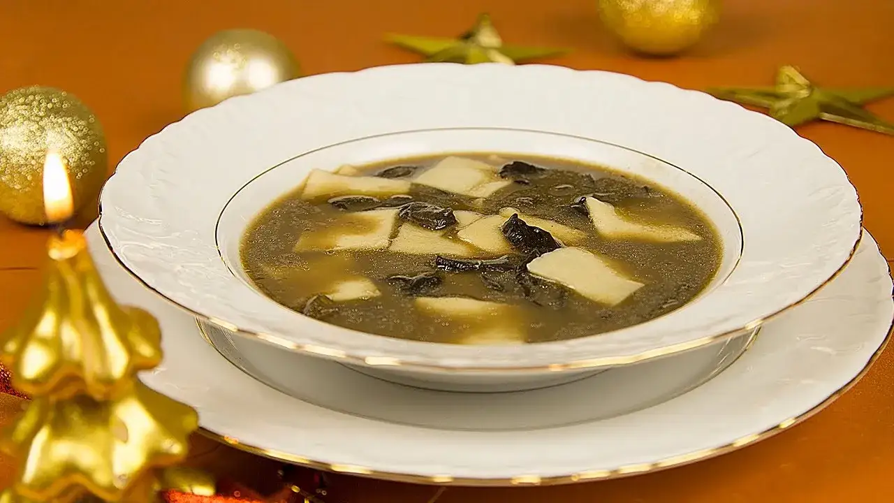 zupa grzybowa z suszonych grzybów z łazankami