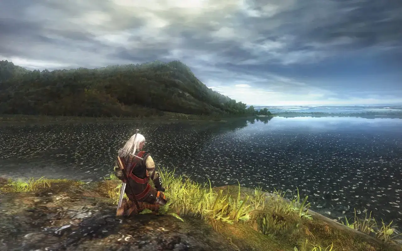 Geralt z Rivii klęczy nad jeziorem, przygotowując się do walki. Wiedzmin 1 remake zapowiada się epicko.
