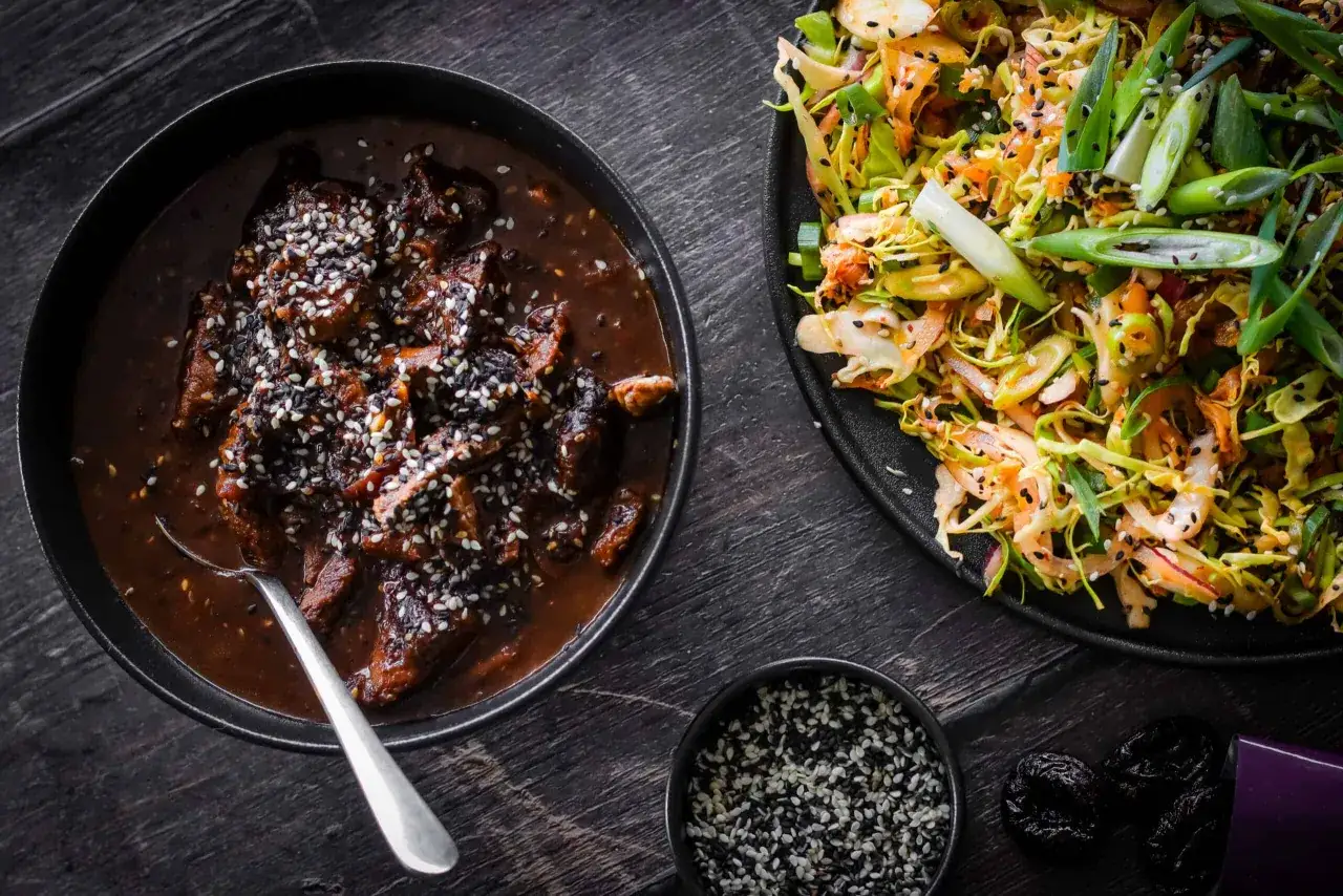 Koreansk bbq s&aring;s recept med m&ouml;rt k&ouml;tt och en fr&auml;sch k&aring;lsallad. Str&ouml;ssel av sesamfr&ouml;n ger en fin touch.