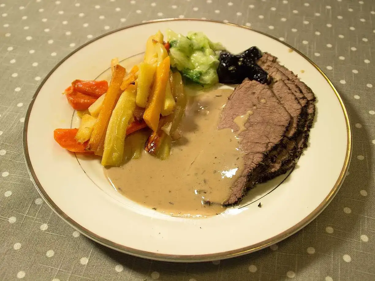 Skivad fransyska gryta med rotfrukter, gr&ouml;nk&aring;l och plommon. En kr&auml;mig s&aring;s omfamnar k&ouml;ttet och gr&ouml;nsakerna.