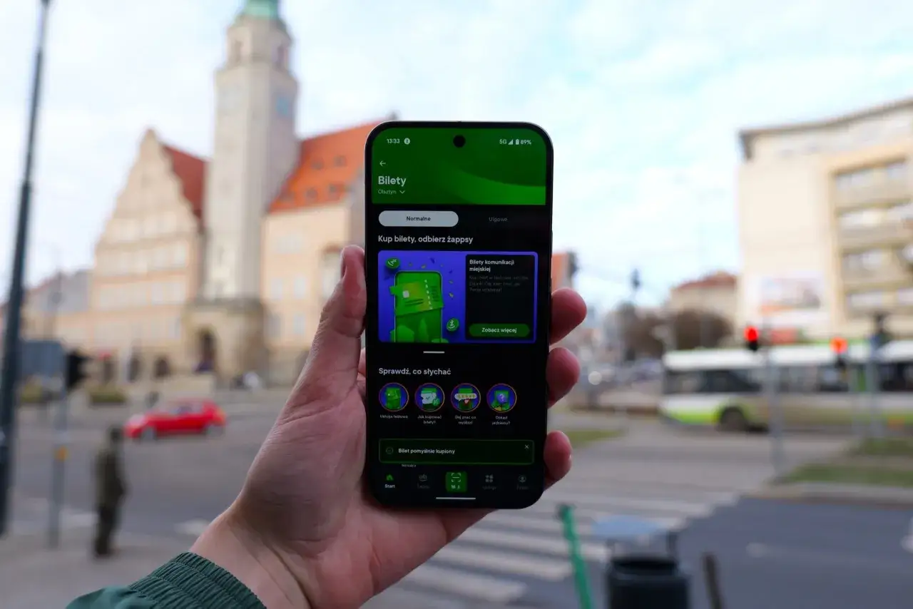 Aplikacja mobilna pokazuje, czy w Żabce są bilety autobusowe. Można tu kupić bilety komunikacji miejskiej i sprawdzić opinie.