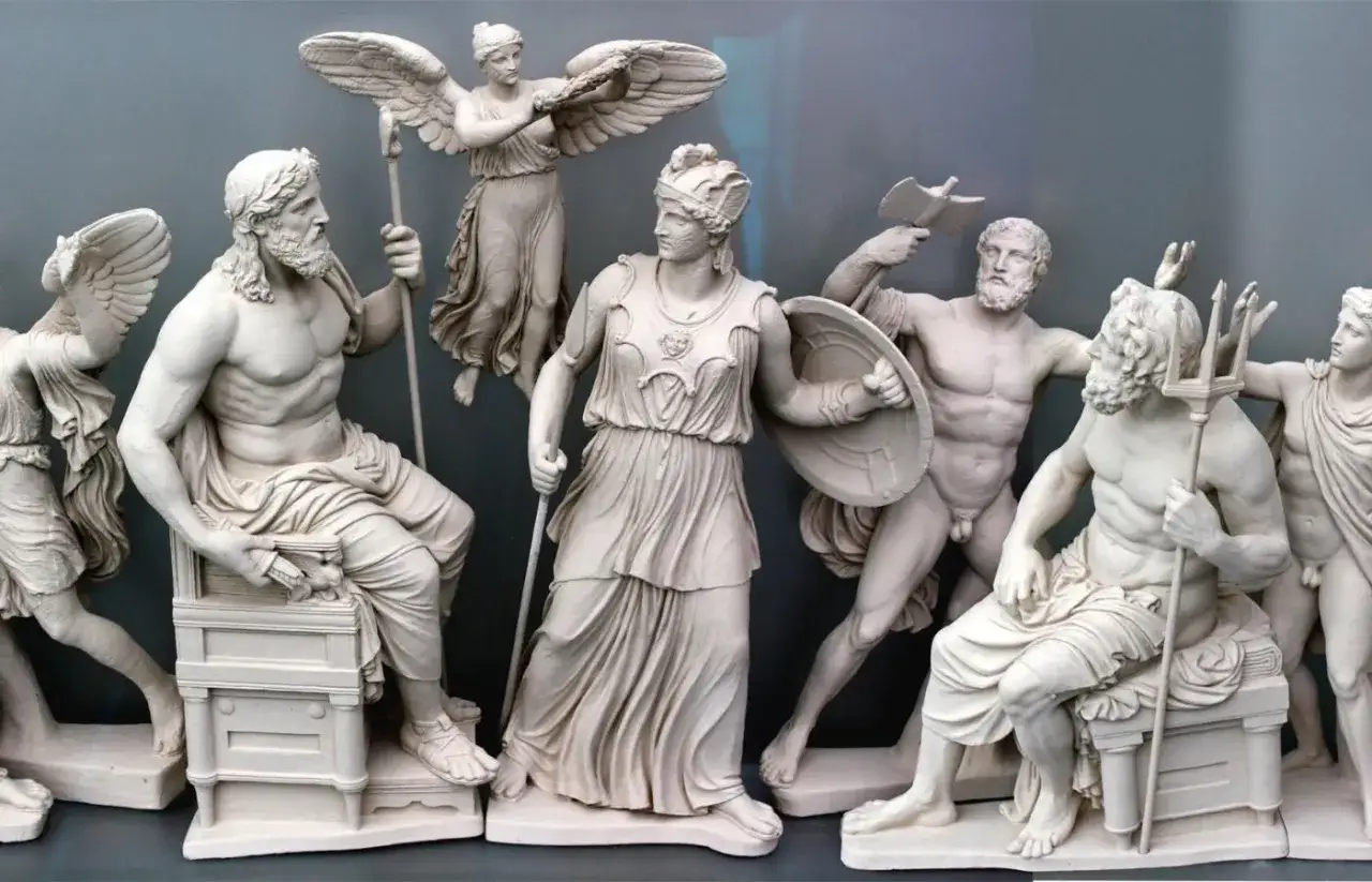 Rzeźby bogów greckich, ukazujące mitologizację potęgi i piękna.