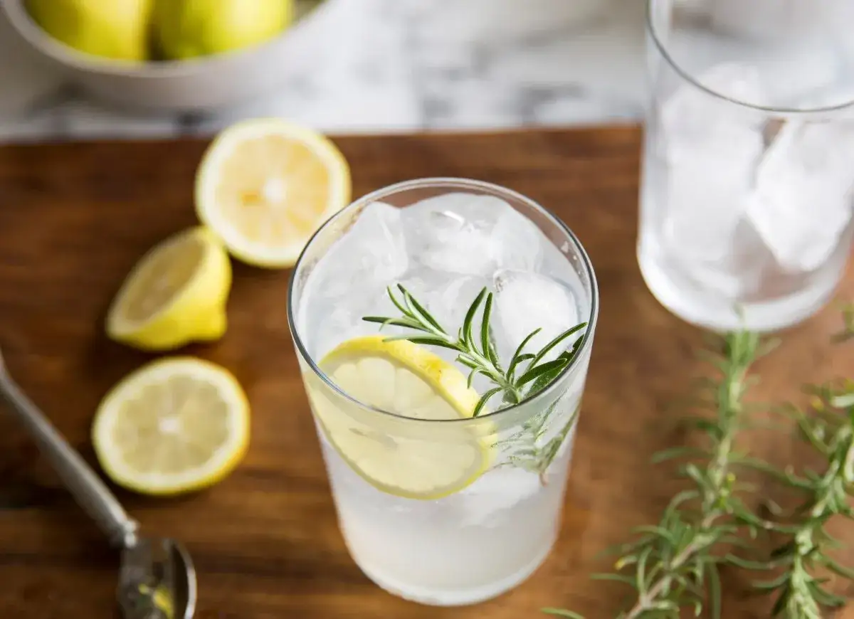 Orzeźwiający gin z tonikiem z cytryną i rozmarynem. Idealny przepis na lato.