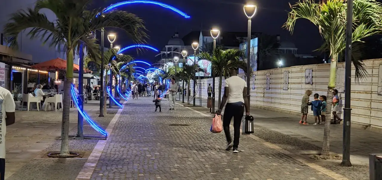 Wieczorny spacer po wyspach Zielonego Przylądka. Uważaj na piękne, niebieskie iluminacje i palmy.