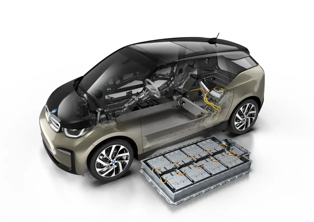 BMW i3 zasięg: przekrój auta z widocznym pakietem baterii, kluczowym elementem dla jego zasięgu.