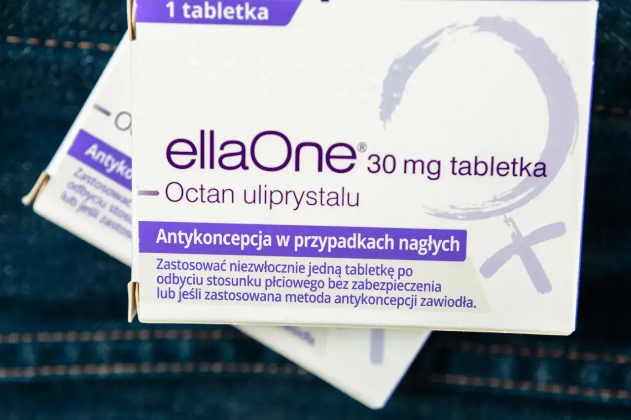 Pigułka dzień po bez recepty ellaOne. W tle dyskusja o starciu lewicy z prezydentem.