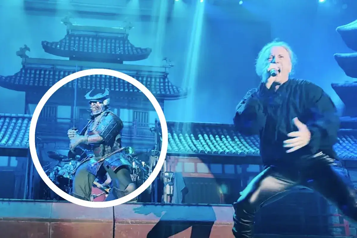 Bruce Dickinson w stroju samuraja, podczas koncertu Iron Maiden. W tle japońska scenografia, idealna do utworów zespołu.