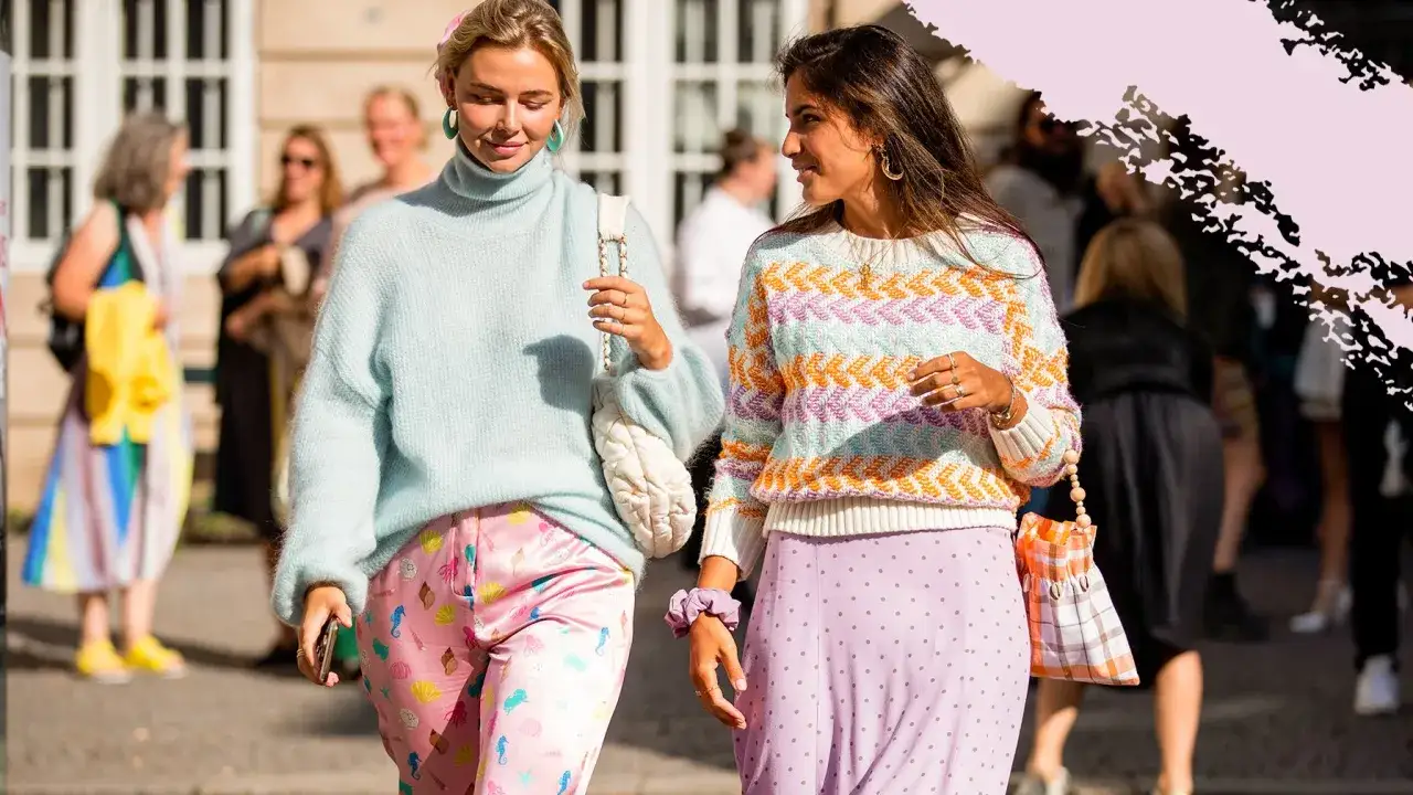 Zwei Frauen in pastellfarbenen Outfits, die sanfte Töne wie Hellblau, Rosa und Lavendel zeigen. Sie verkörpern den Charme von pastellfarben.