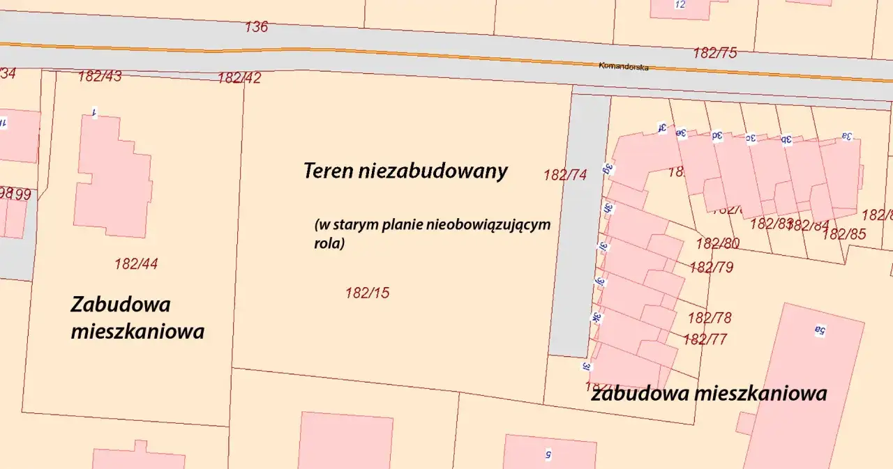 Fragment mapy ewidencyjnej z zaznaczonym terenem niezabudowanym, który w starym planie miał przeznaczenie rolne. Obok zabudowa mieszkaniowa.