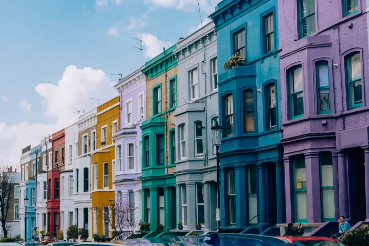 Kolorowe domy Notting Hill i uliczni artyści Covent Garden