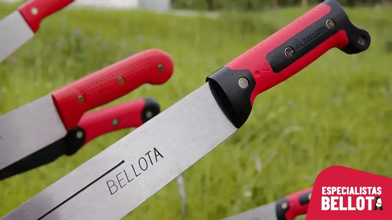 Varios machetes Bellota, una herramienta esencial para el campo, con mangos rojos y hojas de metal plateado.