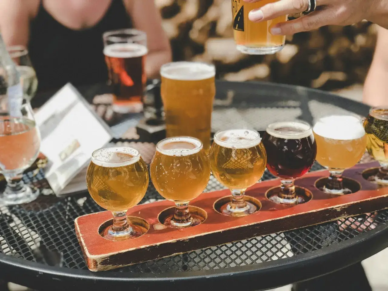 Assaggio di birra bionda e scura, con diverse gradazioni alcoliche. Un'esperienza da provare!