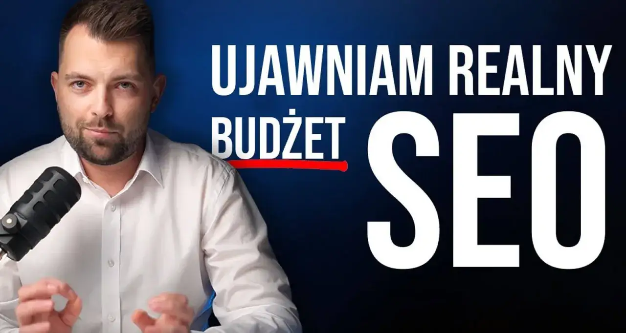 Mężczyzna z mikrofonem omawia realny budżet na pozycjonowanie strony w wyszukiwarkach.