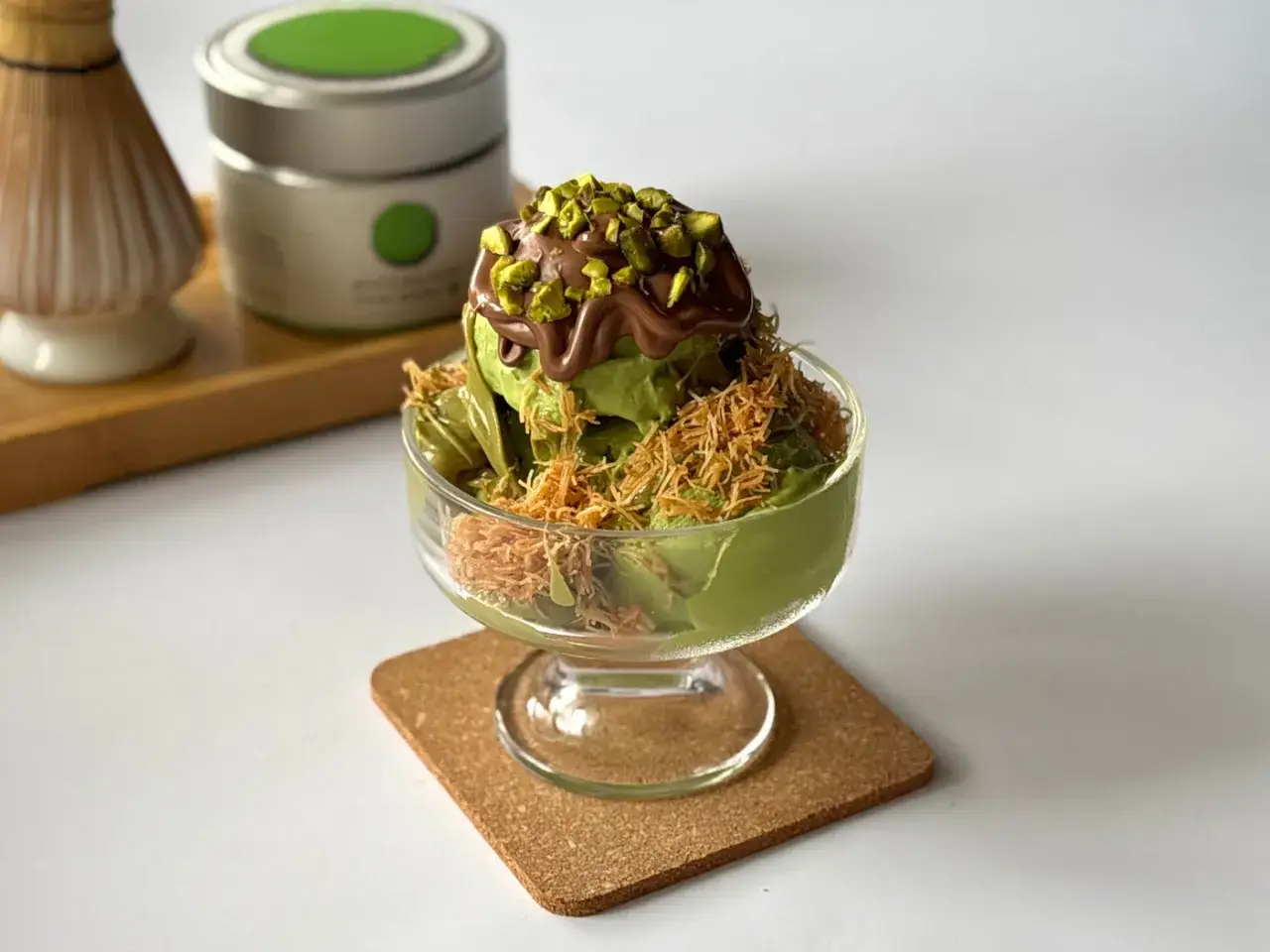 Ein köstliches Dubai Eis mit Matcha-Geschmack, garniert mit Schokolade und Pistazien.
