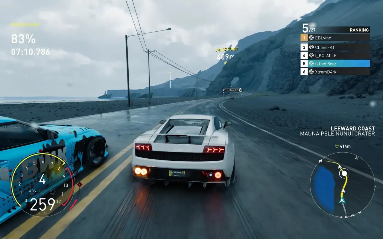 Carrera en juegos de coches pc, con dos deportivos en una carretera costera. El coche blanco lidera, el azul le sigue.