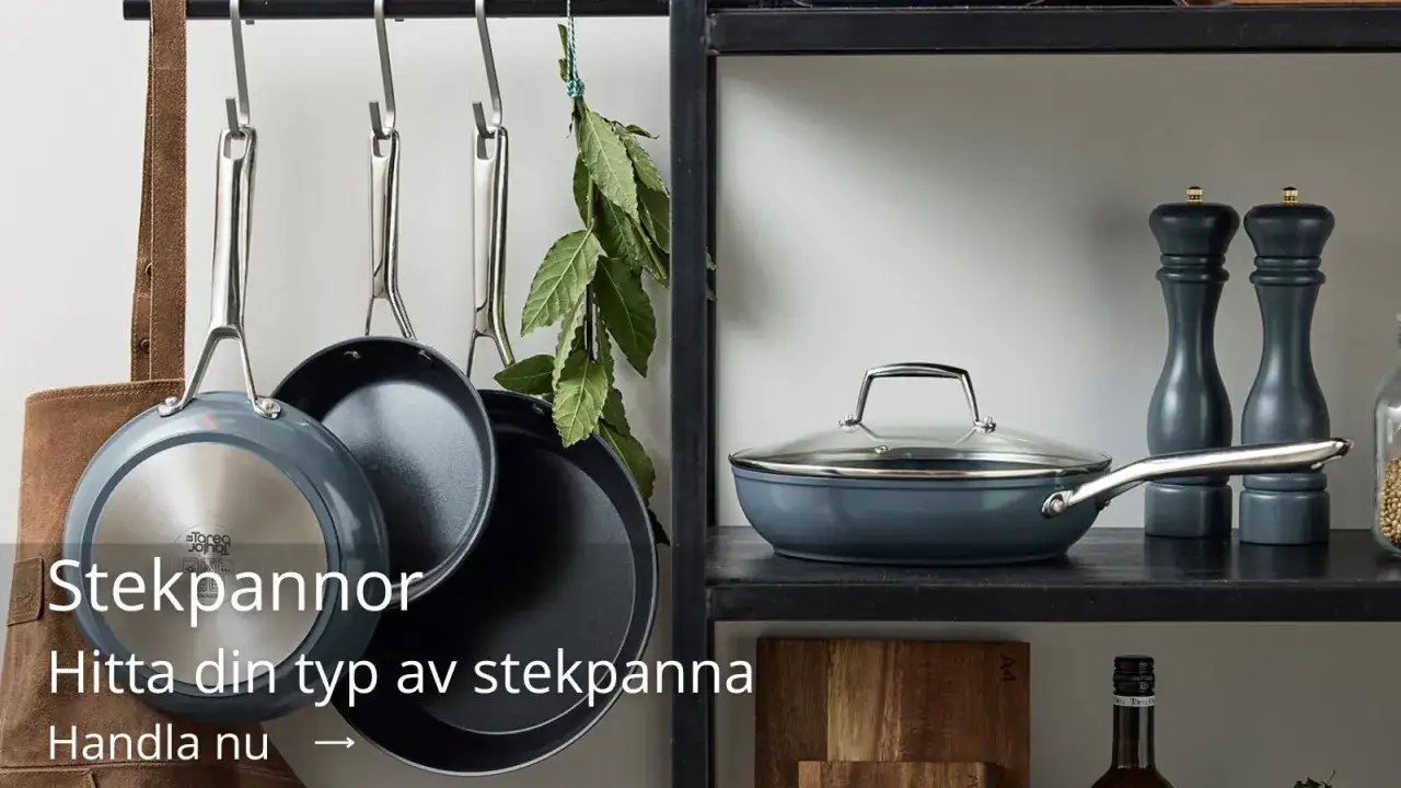 Stekpannor h&auml;ngandes p&aring; en krok. Fr&aring;gan 