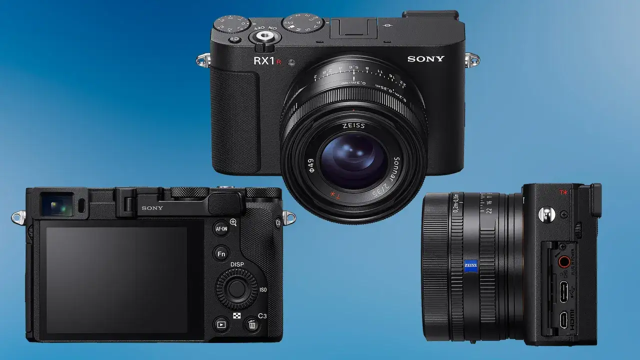 Trzy widoki aparatu Sony RX1R III: przód z obiektywem Zeiss, tył z ekranem i przyciskami, bok z portami.