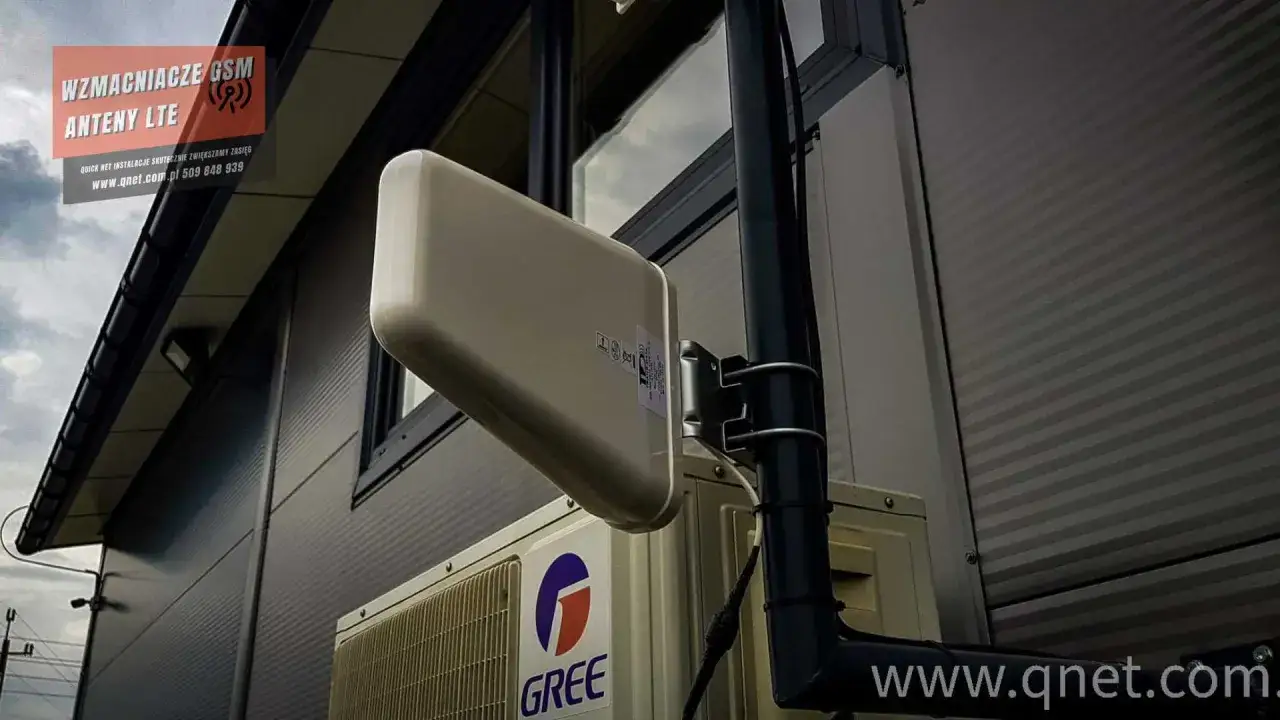 Antena do internetu mobilnego LTE zamontowana na ścianie budynku, obok jednostki klimatyzacyjnej.