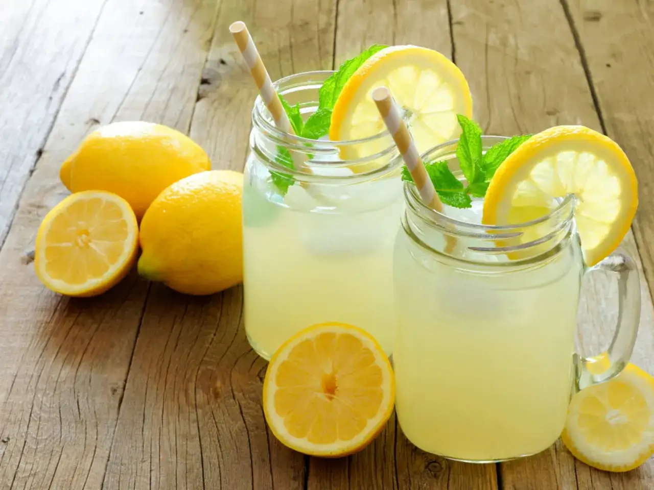 Erfrischende Limonade mit frischen Zitronen und Minze, perfekt, um zitronensirup selbst machen.