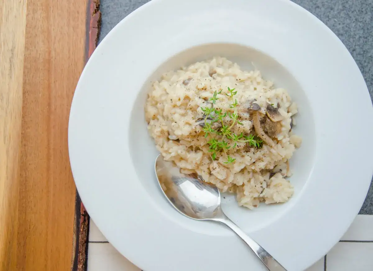 Kr&auml;mig risotto med kyckling och svamp, toppad med f&auml;rsk timjan. En h&auml;rlig r&auml;tt som passar perfekt f&ouml;r en mysig middag.