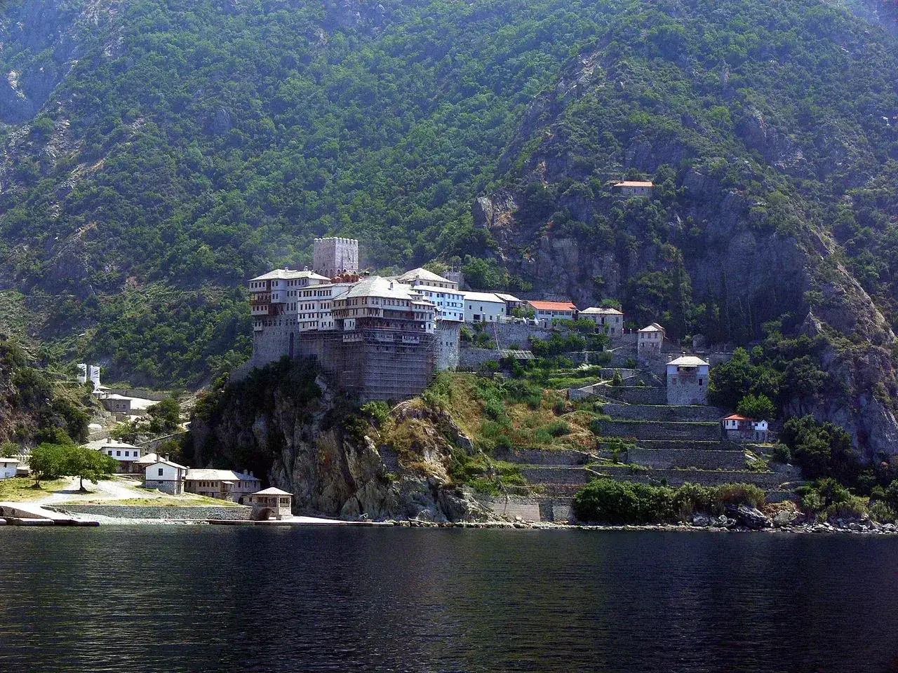 Klasztor na skale, część świętej góry Athos, góruje nad ciemnym morzem.