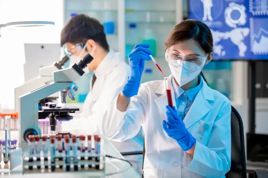 Osoba oddająca krew do badania w laboratorium, symbolizująca regularne badania
