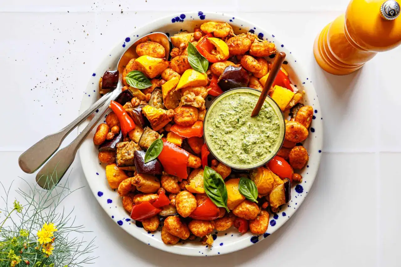 Gnocchi-Salat aus dem Airfryer mit geröstetem Gemüse und Pesto. Ein köstliches Gericht, das schnell zubereitet ist.