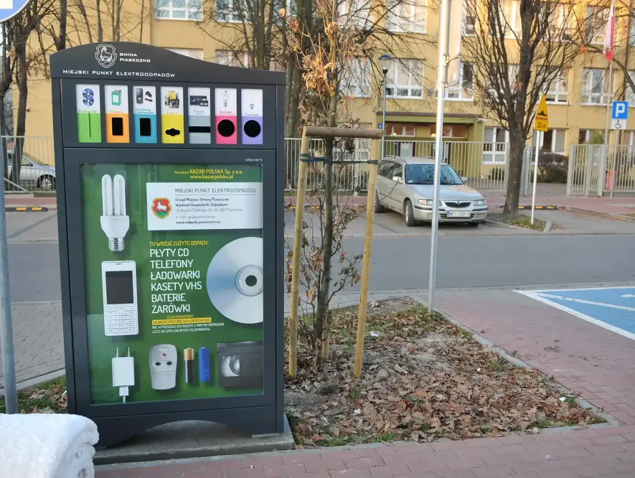 Pojemnik na elektroodpady w Piasecznie. Tu wyrzucisz jednoraz&oacute;wkę, baterie, żar&oacute;wki i inne elektrośmieci.