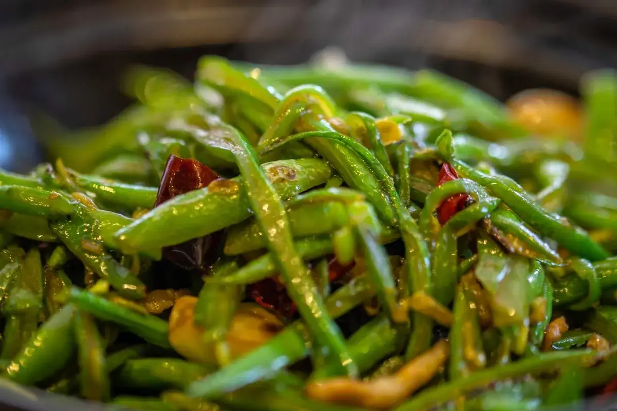 Zielona fasolka szparagowa z chili i czosnkiem, aromatyczna fasola po francusku.