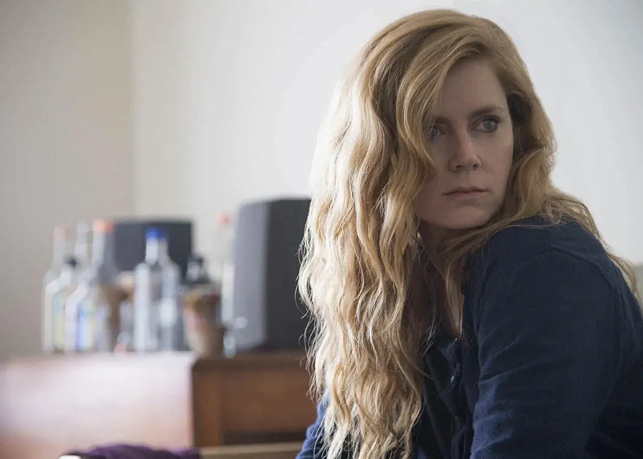 Amy Adams Ostre przedmioty Camille Preaker