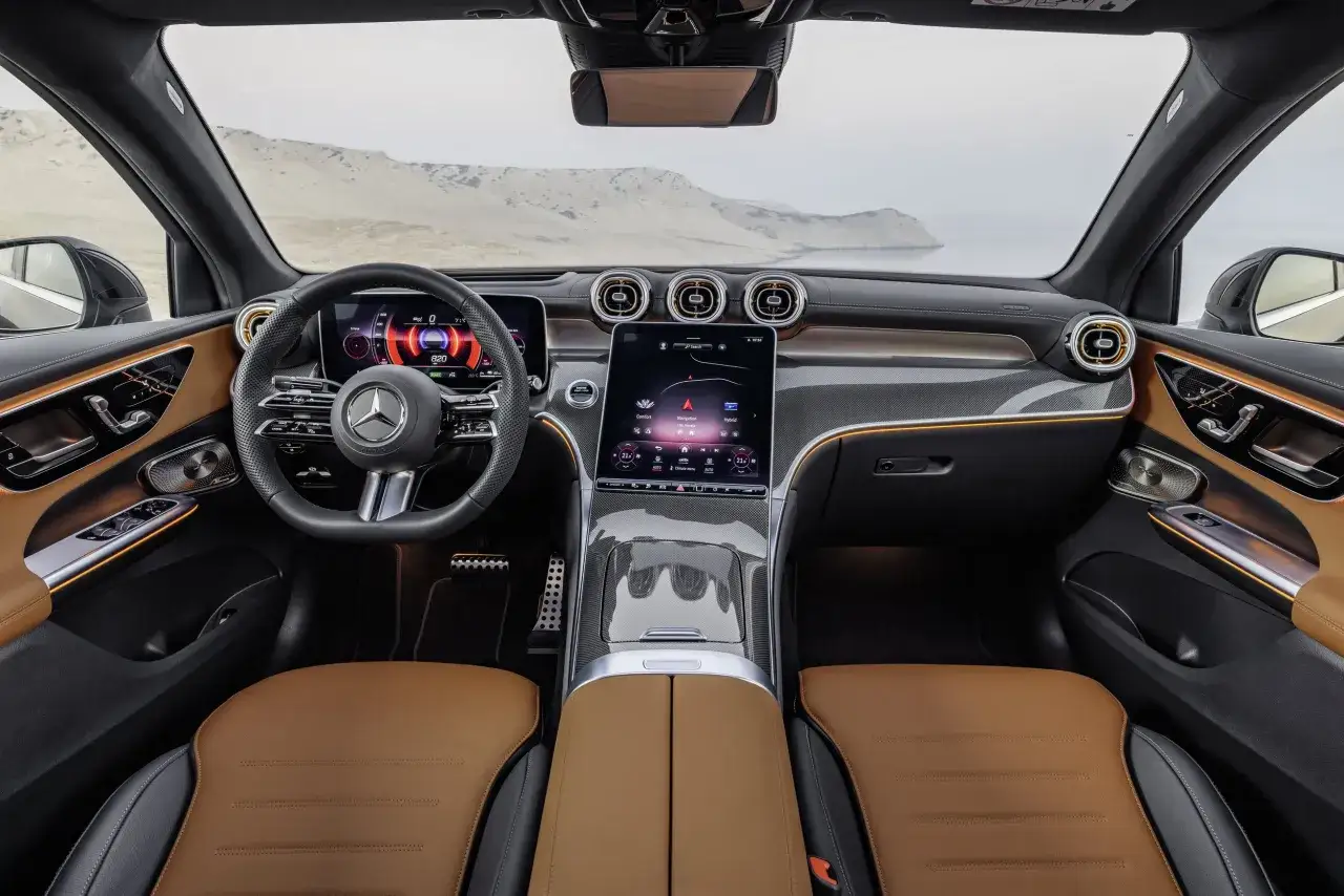 Wnętrze GLC Coupe z brązową tapicerką i nowoczesnym panelem multimedialnym.