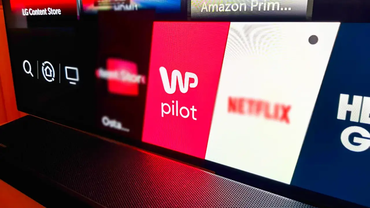 Ekran telewizora LG z ikonami aplikacji, w tym WP Pilot i Netflix. Dowiedz się, jak zainstalować aplikacje na TV LG.