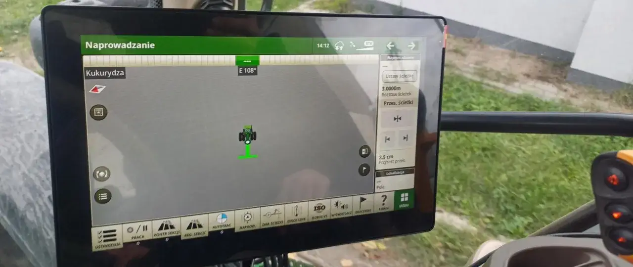 kabinę ciągnika rolniczego z ekranem GPS