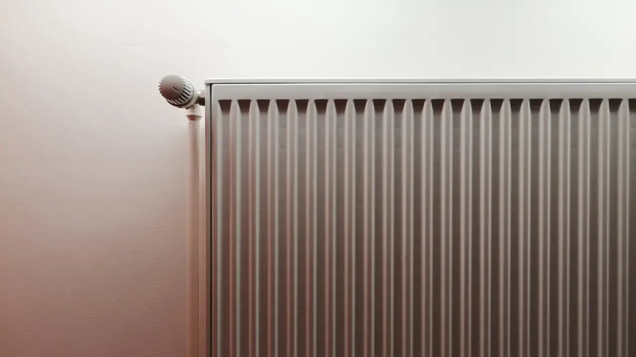 Grzejnik z termostatem. Piec Viessmann nie grzeje grzejników, co może być problemem w chłodne dni.