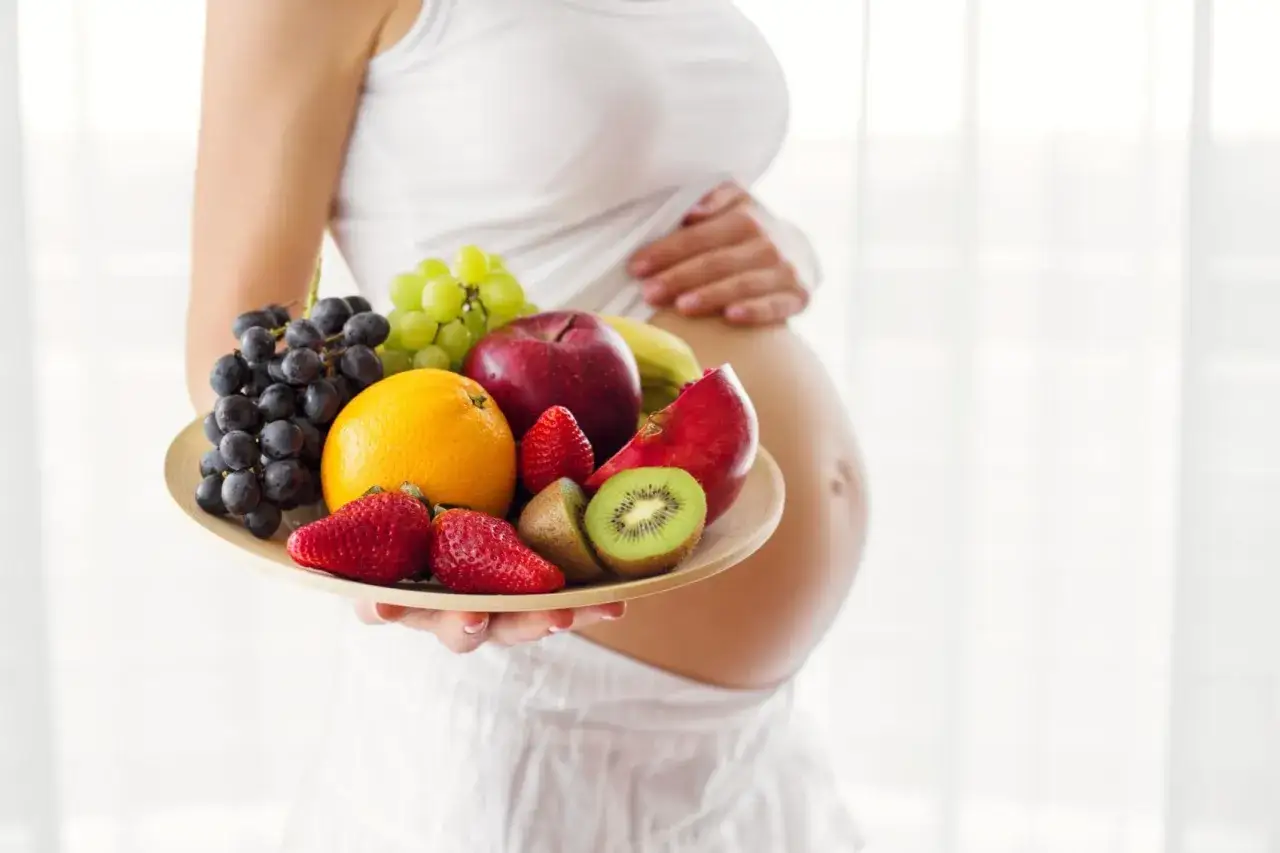 Piatto di frutta fresca per una futura mamma. Frutta sana, non cibi da evitare in gravidanza.